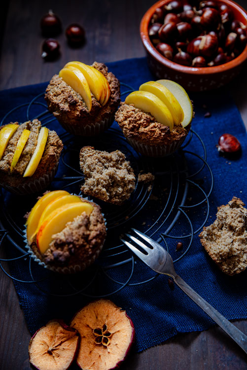 Muffins mit Apfel, moody Bildlook
