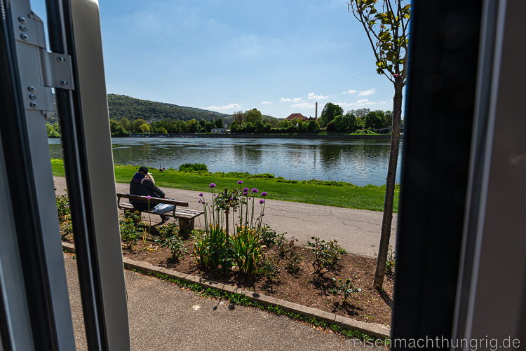 Blick durch geöffnete Wohnmobiltür auf den Neckar