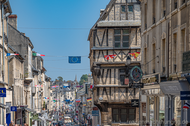 Einkaufsstraße in der Altstadt von Bayeux
