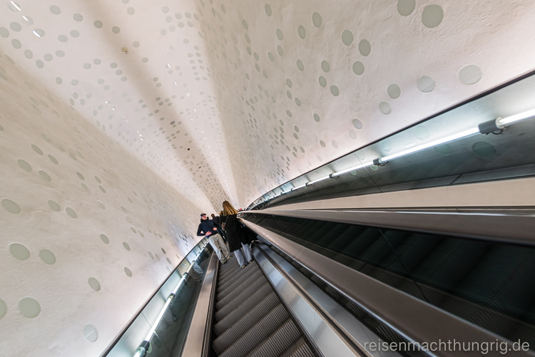 Rolltreppe in einem Tunnel