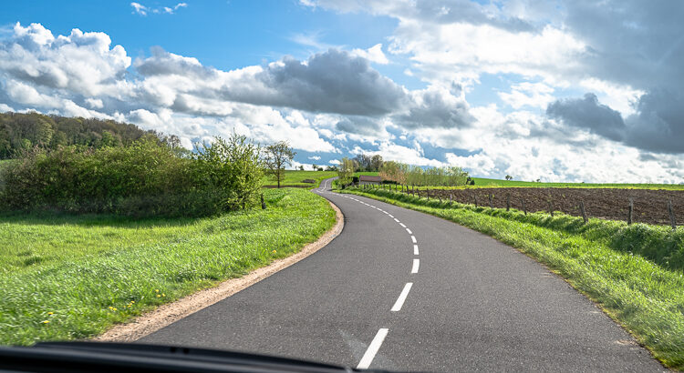 Straße mit Landschaft