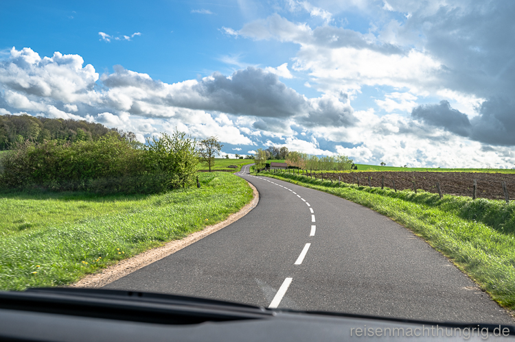 Straße mit Landschaft