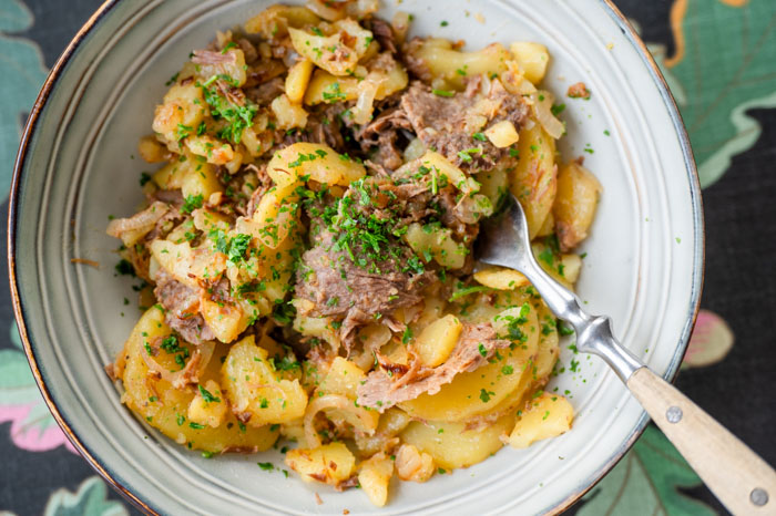 Teller mit Kartoffeln und Fleisch als Gröstl