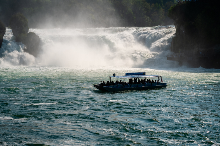 Ausflugsboot vor Wasserfall