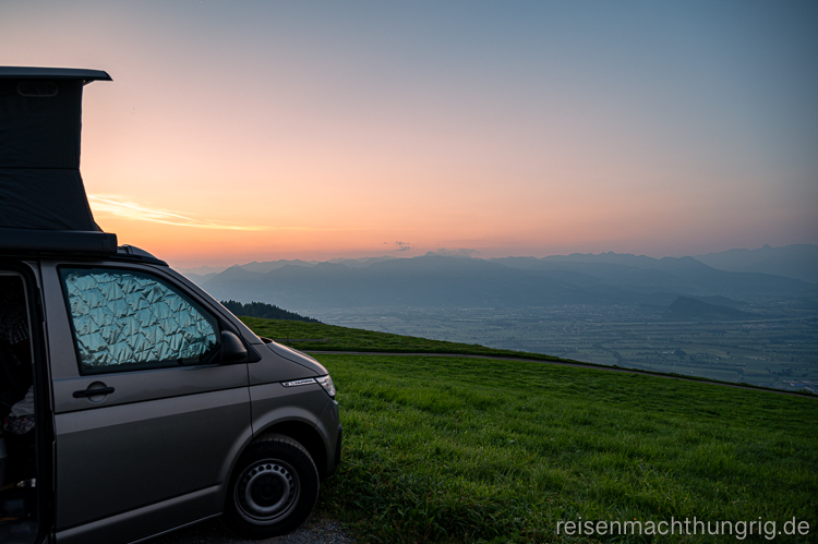 Sonnenaufgang in St. Anton hoch über dem Tal